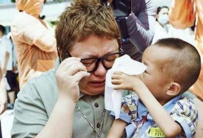 ​23年前贵州缆车失事，2岁孩子失去父母后被韩红收养，如今怎样了