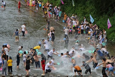​泼水节是哪个民族的(中国傣族一年中最盛大的传统节日-泼水节)