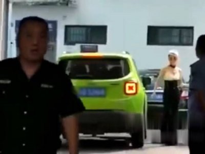​重庆保时捷女司机，柠檬绿Jeep一样骚气十足，个性依旧
